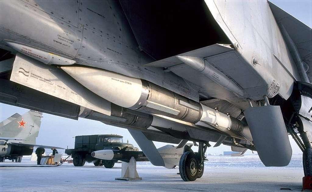 R-33_under-MiG-31BM_ca.jpg.jpg.2334912.jpg