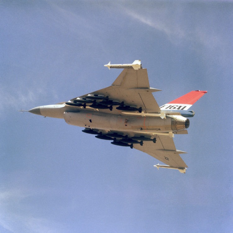 F-16XL_loaded_with_500lb_bombs-750x750.jpeg