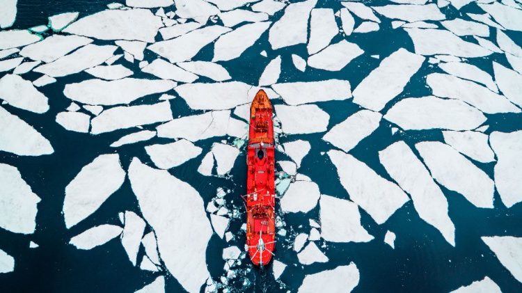 سفينة الأبحاث ميخائيل سوموف تبحر عبر الجليد العائم في المحيط المتجمد الشمالي.