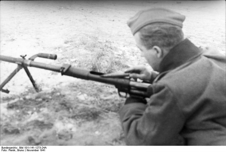 bundesarchiv_bild_101i-141-1273-24a_russland-mitte_soldat_mit_panzerbuchse-741x499.jpg