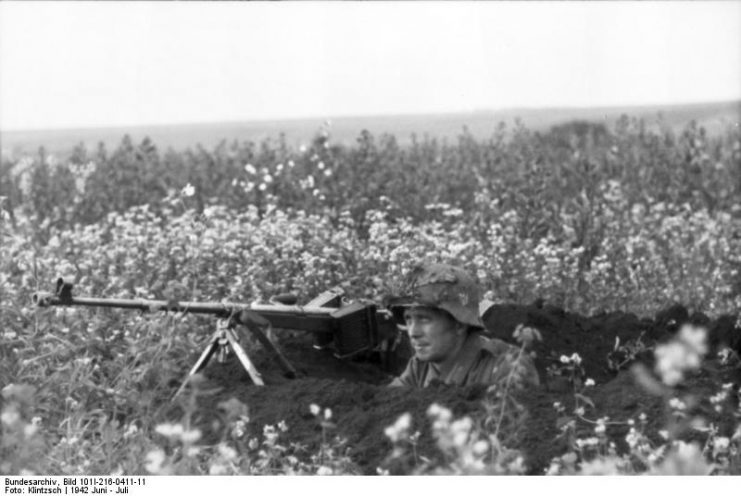 bundesarchiv_bild_101i-216-0411-11_russland_soldat_mit_panzerbuchse-1-741x496.jpg