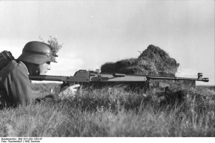 bundesarchiv_bild_101i-292-1262-07_nordfrankreich_soldat_mit_panzerbuchse-741x495.jpg