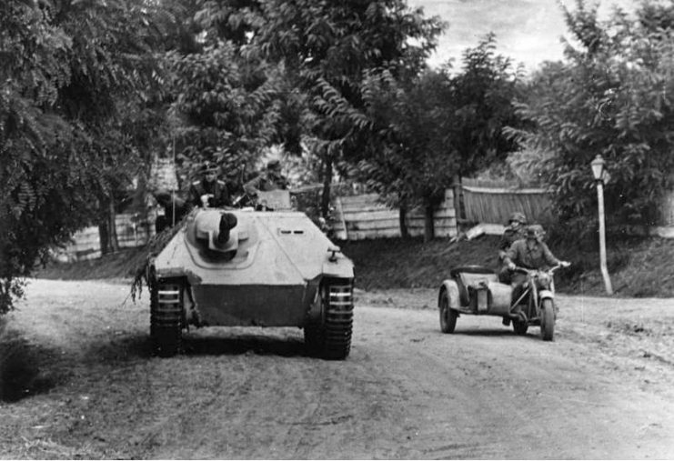 Hetzer of the 8th SS Cavalry Division in Hungary – 1944 – Bundesarchiv, Bild 101I-715-0213A-25 Kreutzer, Wilhelm CC-BY-SA 3.0 Hetzer of the 8th SS Cavalry Division in Hungary – 1944 – Bundesarchiv, Bild 101I-715-0213A-25 Kreutzer, Wilhelm CC-BY-SA 3.0