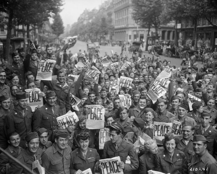 1024px-american_military_personnel_gather_in_paris_to_celebrate_the_japanese_surrender-741x597.jpg